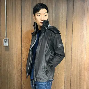 美國百分百【全新真品】Superdry 極度乾燥 風衣 連帽 防風外套 夾克 刷毛 男 黑/碳灰色 XS-M號 I760