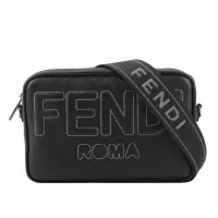 在飛比找momo購物網優惠-【FENDI 芬迪】FF Logo Shadow 皮革相機斜