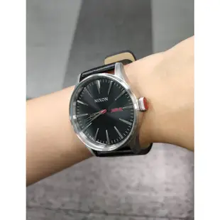 NIXON SENTRY 極簡復刻 黑 銀刻 黑錶 皮錶帶 男錶 女錶 手錶 A105-000