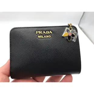 Prada 1ML018 Saffiano 倒三角標 Logo 小花拉鍊二折短夾 黑色