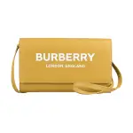 【BURBERRY 巴寶莉】BURBERRY HAZELMERE字母印花LOGO滑面牛皮吸釦式斜背長夾(芥末黃)