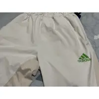 在飛比找蝦皮購物優惠-adidas白色運動短褲 慢跑 九成新