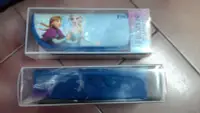 在飛比找Yahoo!奇摩拍賣優惠-冰雪奇緣 艾莎&安娜 圓筒 筆袋 鉛筆盒化妝包眼鏡盒 藍色現