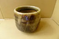 在飛比找Yahoo!奇摩拍賣優惠-楊國賓 作品  柴燒水杯  底款: 泥孩  高 86mm 口