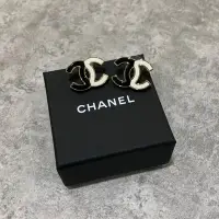 在飛比找Yahoo!奇摩拍賣優惠-Chanel 耳環 黑白logo《精品女王全新&二手》