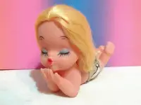 在飛比找Yahoo!奇摩拍賣優惠-宇宙城 台灣製 金髮閉眼噘嘴飛吻狀娃娃一個(趴姿) 老娃娃 