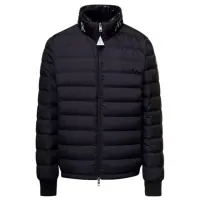 在飛比找momo購物網優惠-【MONCLER】新款 男款 AKIO 短款羽絨外套-黑色(