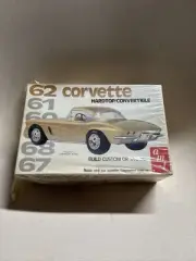 AMT 2205 1/25 Scale 1962 Corvette Hardtop Convertible Model Kit
