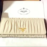 在飛比找蝦皮購物優惠-{ 巴黎百貨帶回 } Prada 高菲小羊皮長夾 限定色奶油