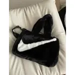 NIKE NSW FX FUR TOTE 2WAY 黑白 毛絨 軟毛 大勾 手提 肩背 兩用包【DQ5804-010】