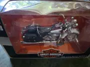 Maistro 2001 Harley Davidson Motorcycle FXSTS Heritage Springer 1:18 Scale