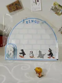 在飛比找Yahoo!奇摩拍賣優惠-早期pingu企鵝家族雪屋造型白板紙掛飾（759）