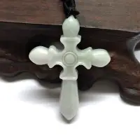 在飛比找Yahoo!奇摩拍賣優惠-【蓁寶閣】天然緬甸翡翠緬甸玉 神聖十字架造型吊飾項鍊