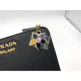 Prada 1ML018 Saffiano 倒三角標 Logo 小花拉鍊二折短夾 黑色