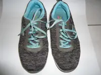 在飛比找露天拍賣優惠-Skechers 灰色花紋布休閒運動鞋,US7/CM24,鞋