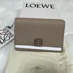 《二手》LOEWE ANAGRAM小牛皮 三折 短夾 砂色