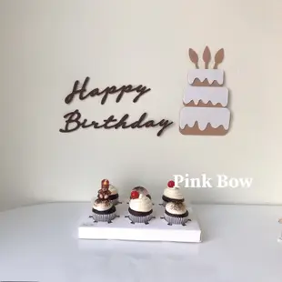 生日快樂字母/生日蛋糕圖片由棕色/白色/奶油色牆貼製成