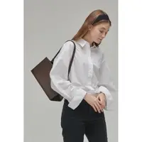 在飛比找蝦皮購物優惠-韓國設計師品牌 LUCCICA 牛皮 三角 側背包-咖啡色