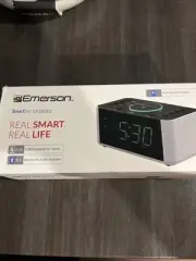 Emerson ER100202 Smartset Dual Alarm Clock Radio with USB ER100202, Silver