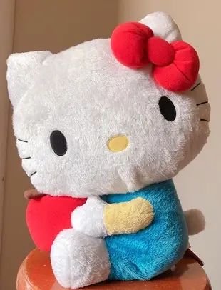 【震撼精品百貨】Hello Kitty 凱蒂貓~日本SANRIO 三麗鷗 KITTY抱紅蘋果娃娃*10029