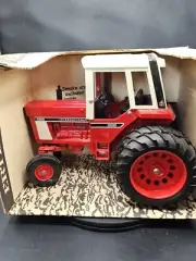 Ertl International 1586 Tractor With Duals & Cab Original Box 1/16 463
