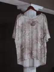 CHICO'S Blush Taupe Short Sleeve Lace Inset Hi-Low Hem Shirt Size 3 (16-18) NWT