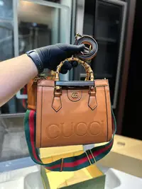 在飛比找Yahoo奇摩拍賣-7-11運費0元優惠優惠-【二手】（折疊禮盒） Gucci 高級浮雕 竹節包 Gucc