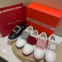 在飛比找Yahoo!奇摩拍賣優惠-新品Roger Vivier 水鉆方扣小白鞋2023爆款四季