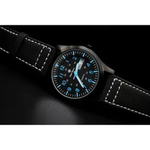 臺灣製造,酷黑色ipb不鏽鋼表壳,搭載日本 SEIKO 精工原廠 VX43 石英機芯造型軍風防水石英錶,強力纖維錶帶,藍