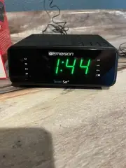 Emerson SmartSet Alarm Clock Radio with AM/FM Radio Dimmer Sleep Timer and .9...
