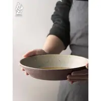 在飛比找ETMall東森購物網優惠-創意日式盤子手工粗陶復古盤餐具圓形平盤家用菜盤湯盤餐廳西餐盤