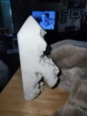 BEAUTIFUL WHITE AGATE DRUZY POINT 572 GRAMS