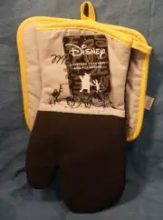 Disney Winnie The Pooh Oversized Oven Mitt Potholder Set