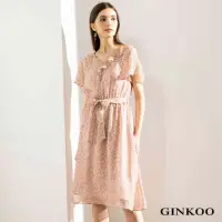 在飛比找momo購物網優惠-【GINKOO 俊克】荷葉領腰帶碎花洋裝