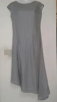在飛比找Yahoo!奇摩拍賣優惠-小雨的兒子 長版連身長裙 灰色 斜邊裙襬設計