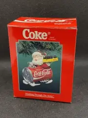 1995 ENESCO COKE ORNAMENT ~DASHING THROUGH THE SNOW~ SANTA IN COKE SLED 128996