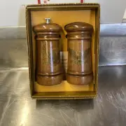 Set Pampered Chef Salt Pepper Mills Grinders Wood