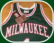 OSCAR ROBERTSON MITCHELL & NESS MILWAUKEE BUCKS SWINGMAN JERSEY XL XXL OR XXXL
