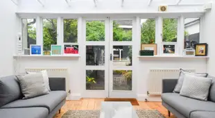 Stylish 2 Bedroom House In Nunhead With Garden