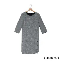 在飛比找momo購物網優惠-【GINKOO 俊克】格紋下擺釦飾洋裝