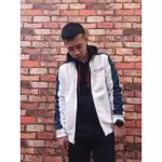 【NEW START精品服飾-員林】GUESS 異材質拼接 側邊字母LOGO 內刷毛 厚棉 立領外套 運動外套