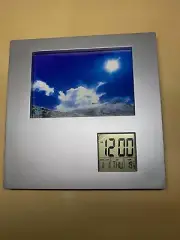 ELEGANT SILVER DESK TOP PICTURE FRAME WITH DIGITAL CLOCK & CALENDAR NEW