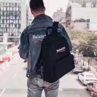 在飛比找Yahoo!奇摩拍賣優惠-【二手】BALENCIAGA 18FW 可樂 標語 LOGO