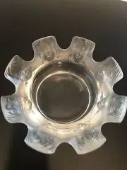 LALIQUE 4.5” St. NICHOLAS/CHERUB FACES CRYSTAL TRINKET/ASHTRAY/COASTER. NWOB.