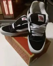 NEW VANS Knu Skool Skate Black/White Men’s Size 9.5 Low Top (VN0009QC6BT)