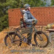 W.Britain 25037 German Volkgrenadier Wearing Parka Pushing Bicycle 1 (Britains)