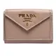 PRADA SAFFIANO金色浮雕LOGO防刮牛皮信封型暗釦三折短夾(裸膚色)