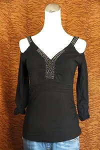 在飛比找Yahoo!奇摩拍賣優惠-韓國品牌 VIVIDRESS 黑色露肩亮飾上衣《小喵二手衣》