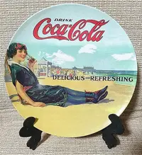 在飛比找Yahoo!奇摩拍賣優惠-裝飾擺件正版可口可樂紀念品懷舊風格民國美女廣告畫塑料盤，早期