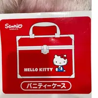 在飛比找蝦皮購物優惠-日本進口Hello Kitty仿古正紅色可以上鎖的硬殼化妝包